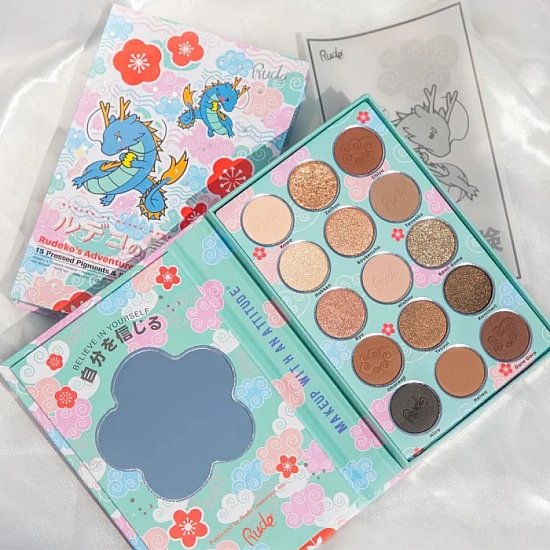 Rudeko Adventure Stories paleta senki sa 15 nijansi – blendabilni mat i svetlucavi hladni tonovi savršeni za svaki izgled, od svakodnevnog do smelog smokey eye stila. Prati svoju priču sa stilom!