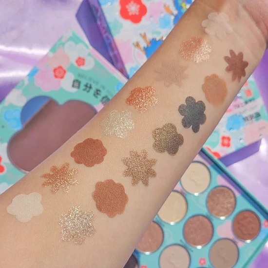 Paleta senki za oči Chibi Manga Rudeko’s Adventure Stories - Rude cosmetics -810079387052- Ecobeauty Rudeko Adventure Stories paleta senki sa 15 nijansi – blendabilni mat i svetlucavi hladni tonovi savršeni za svaki izgled, od svakodnevnog do smelog smokey eye stila. Prati svoju priču sa stilom!