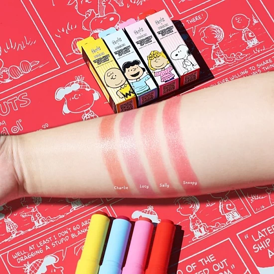 Tonirani balzam za usne za negu i sjaj Peanuts 4 g 810079384877 ⏐ RUDE COSMETICS ⏐ Ecobeauty Tonirani balzam za usne za negu i sjaj Peanuts 4 g 810079384877 ⏐ RUDE COSMETICS ⏐ Ecobeauty
