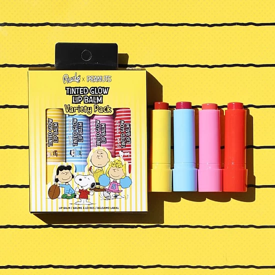 Tonirani balzam za usne za negu i sjaj Peanuts SET 4 kom 4 g 810079384907 ⏐ RUDE COSMETICS ⏐ Ecobeauty Tonirani balzam za usne za negu i sjaj Peanuts SET 4 kom 4 g 810079384907 ⏐ RUDE COSMETICS ⏐ Ecobeauty