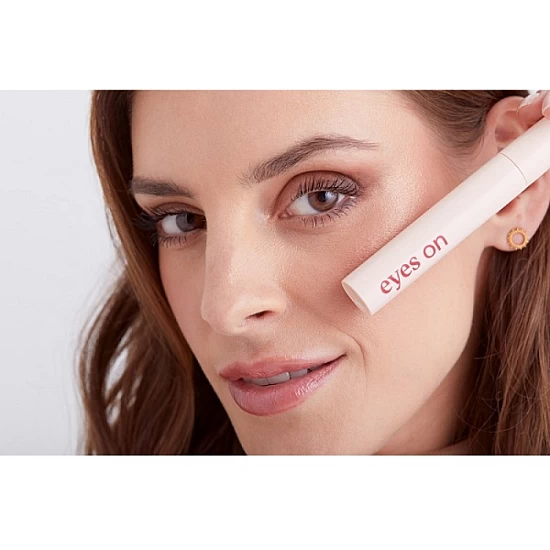 Maskara za trepavice za postizanje efekta mačkastih očiju Eyes on, 8 ml