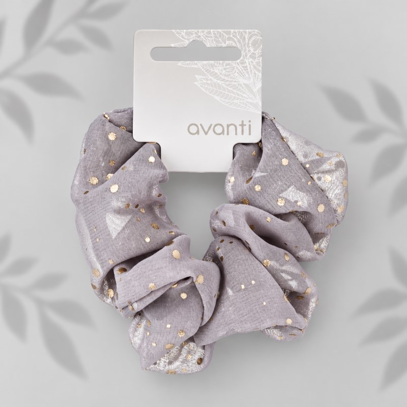 Siva scrunchie gumica sa zlatnim detaljima u frizuri