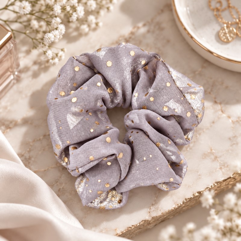 Siva scrunchie gumica sa zlatnim detaljima u frizuri