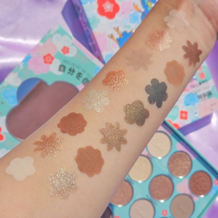 Rudeko Adventure Stories paleta senki sa 15 nijansi – blendabilni mat i svetlucavi hladni tonovi savršeni za svaki izgled, od svakodnevnog do smelog smokey eye stila. Prati svoju priču sa stilom!